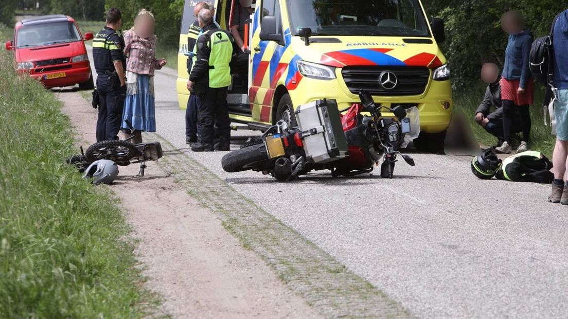Motorrijder gewond na botsing met jongen op crossbrommer