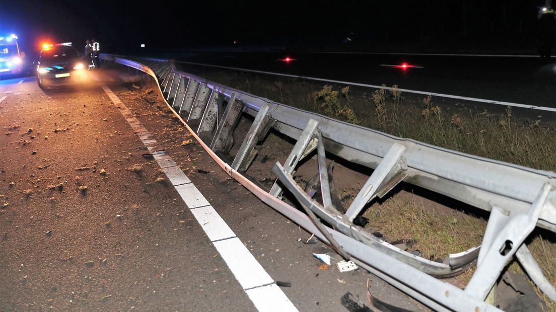 De vangrail raakte over een afstand van honderd meter beschadigd