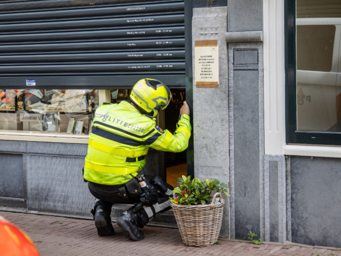 Politie bij de juwelierszaak na de poging tot overval van Damian B.