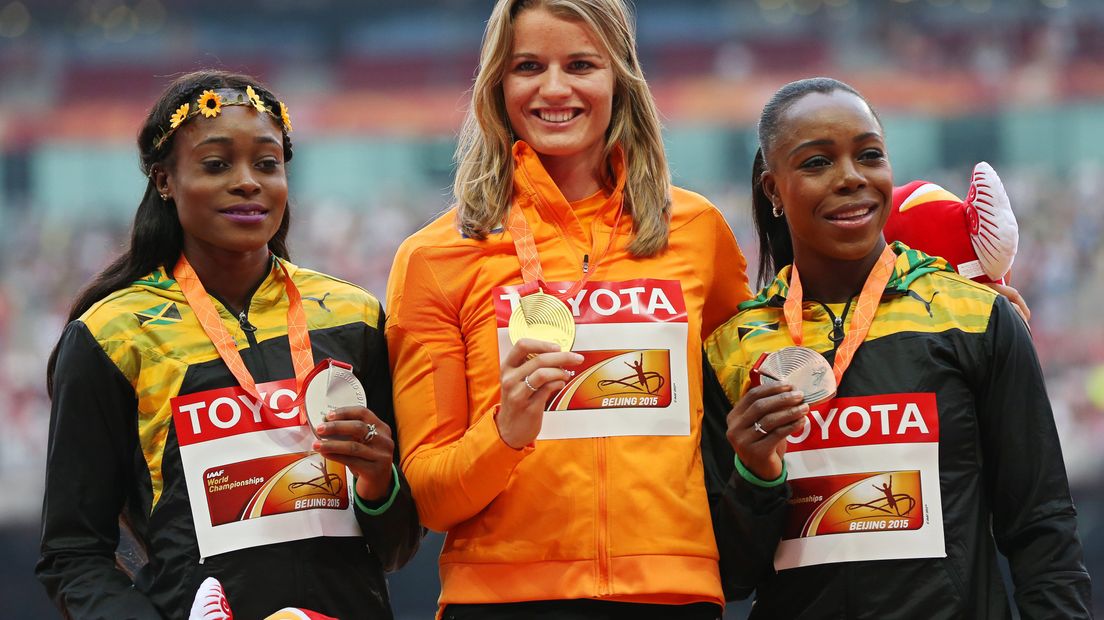 Atlete Dafne Schippers is vanochtend gehuldigd voor haar gouden race. De Arnhemse won vrijdagmiddag de 200 meter op het WK atletiek in Beijing. De medaille daarvoor kreeg ze een dag later omgehangen.