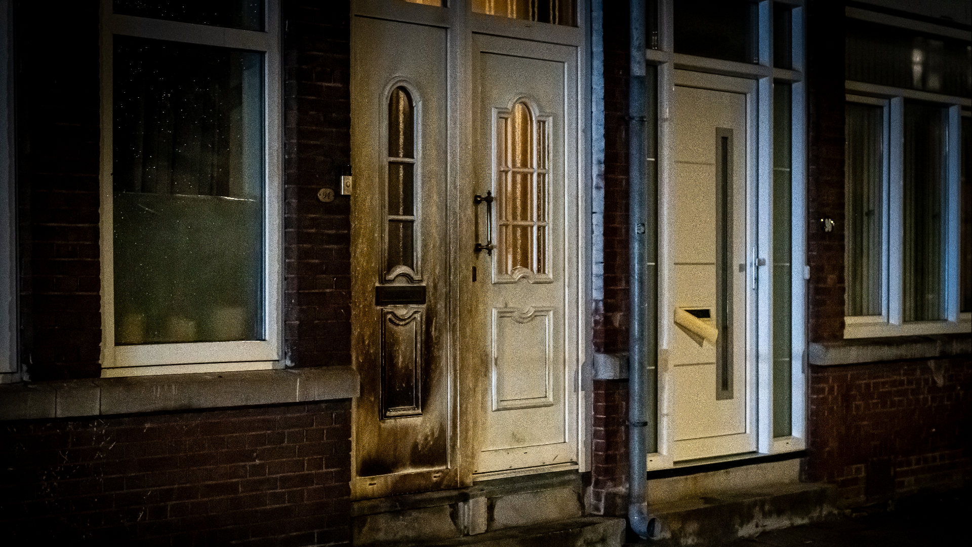 In de Gaesbeekstraat in de Tarwewijk verwoestte een explosie de voordeur van een woning