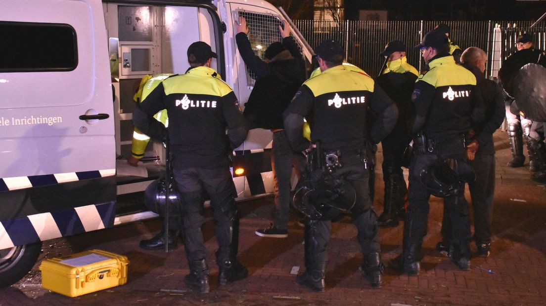 De politie hield in totaal 19 mensen aan op Scheveningen.