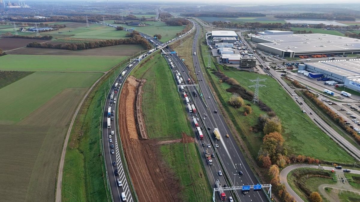 A2 opnieuw afgesloten vanwege problemen met kwaliteit asfalt: Rijkswaterstaat start met kappen bomen