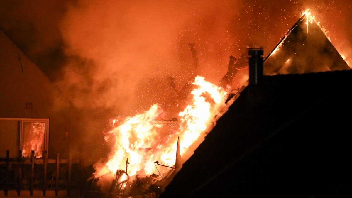 38 omwonenden in veiligheid gebracht bij grote brand Leeuwarden, gevel staat op instorten