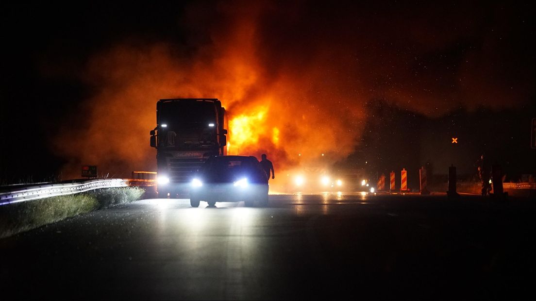 Vrachtwagen uitgebrand op A1