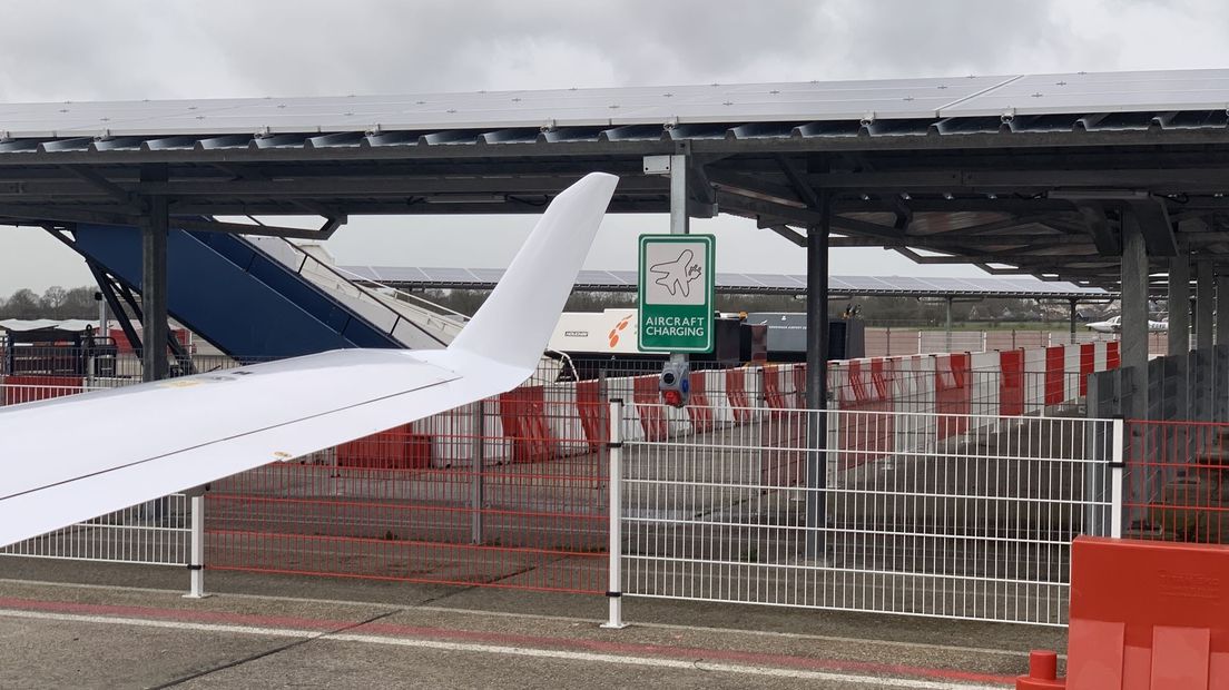 De eerste laadpaal voor vliegtuigen in Nederland