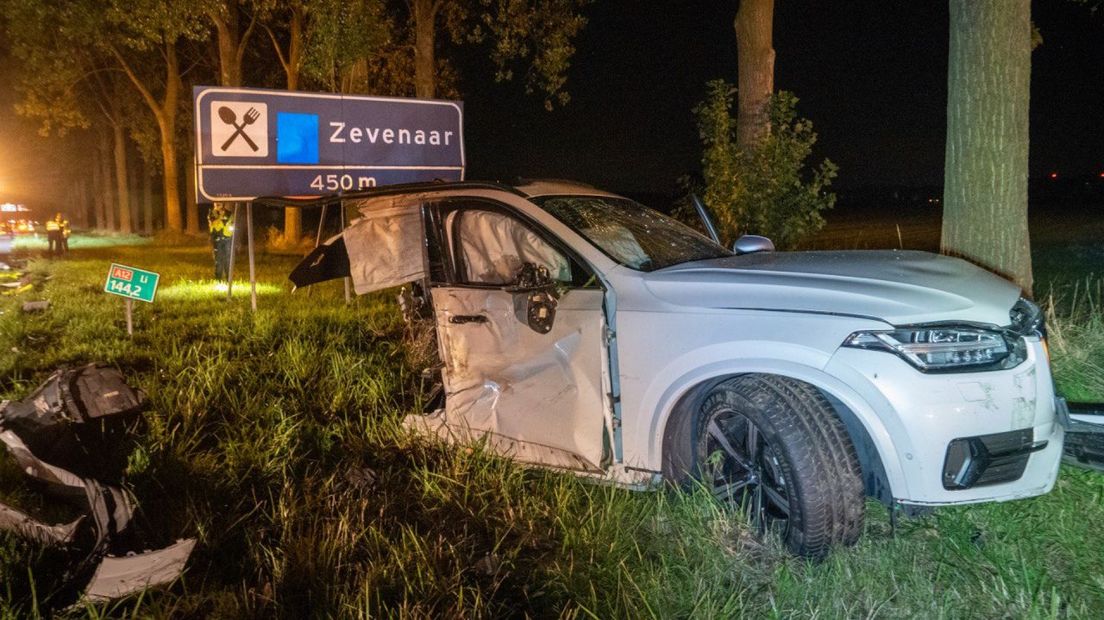 De auto is opmerkelijk genoeg precies in tweeën gebroken.