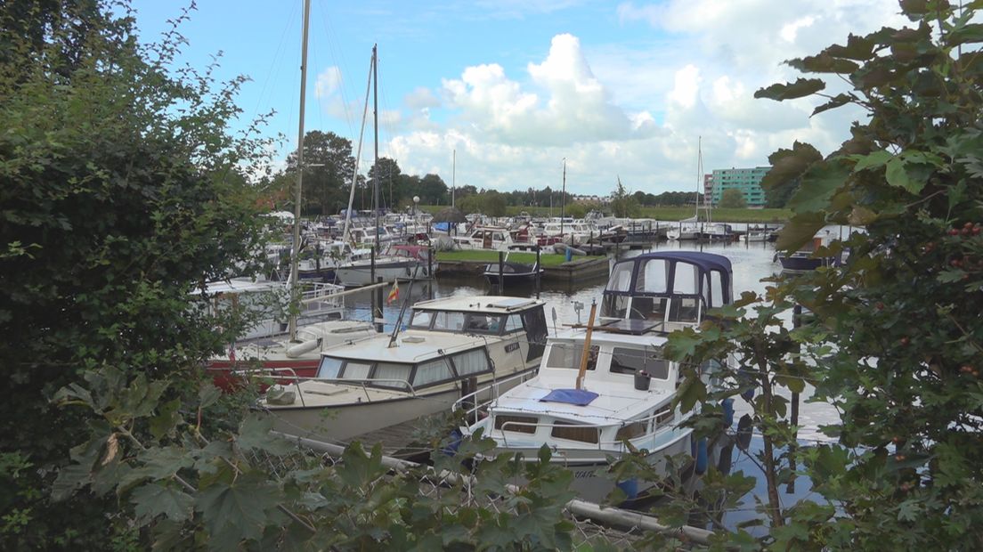 Doorkijkje vanaf de dijk naar de jachthaven in Holtenbroek