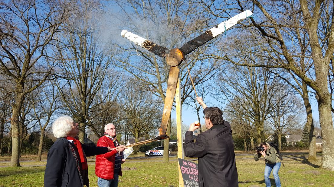 Demonstranten steken een houten windmolen in brand (Rechten: RTV Drenthe/Steven Stegen)