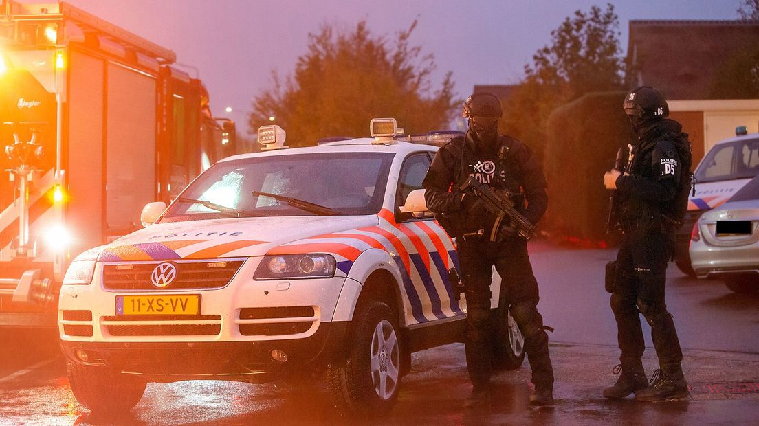 Zwaarbewapende agenten bewaken de omgeving