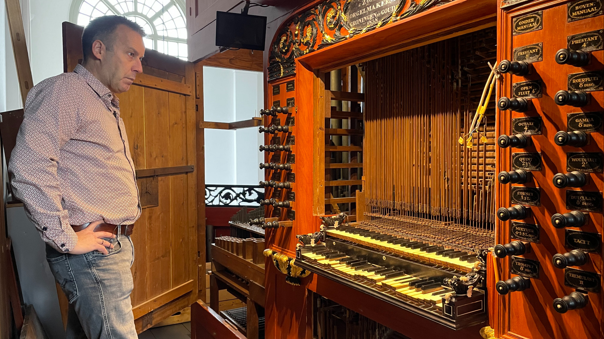 Rinus Koole bij het verstofte Lohman-orgel
