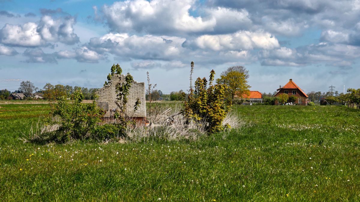 Deze ruïne staat al 40 jaar bij een zwembad in Groenekan