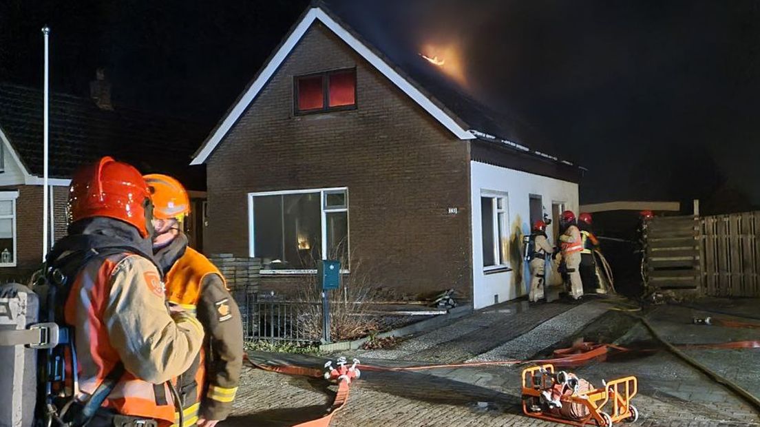 De brand in Nieuwe Pekela is inmiddels uitslaand