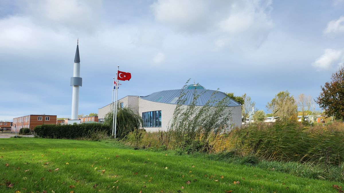 Moskee in Middelburg beklad met beledigende teksten: 'Dit heeft diepe impact op de lokale moslimgeme