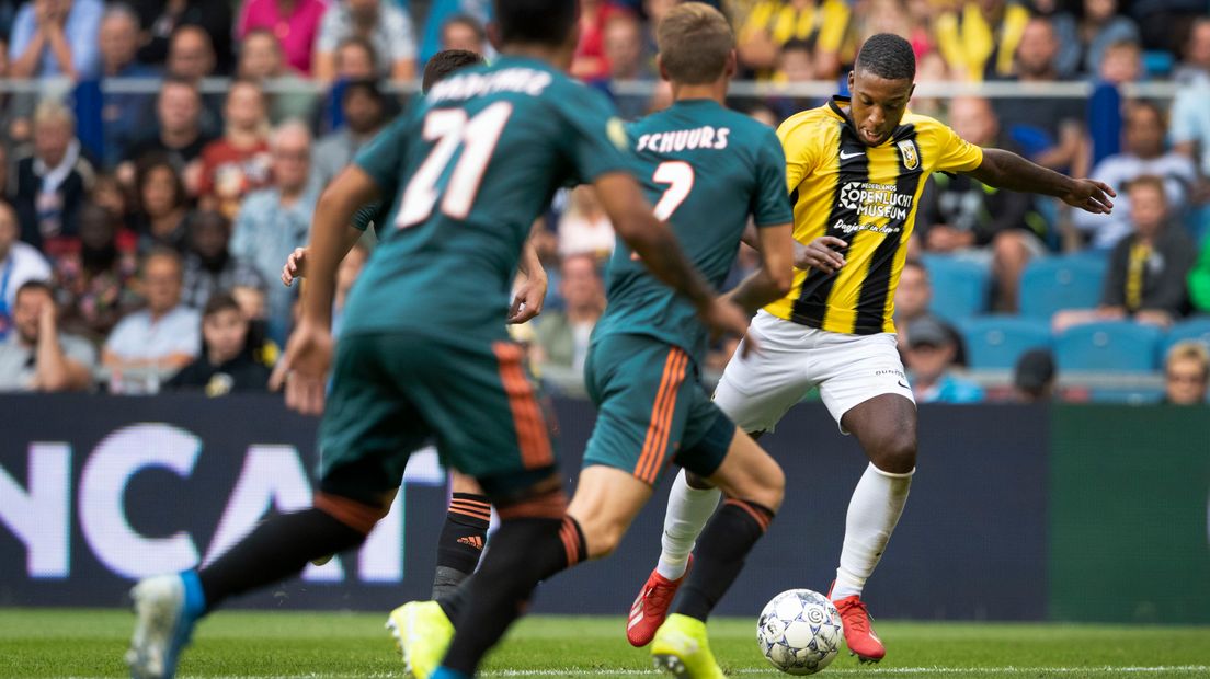 Bazoer scoort de 2-2 in de competitiewedstrijd tegen Ajax.