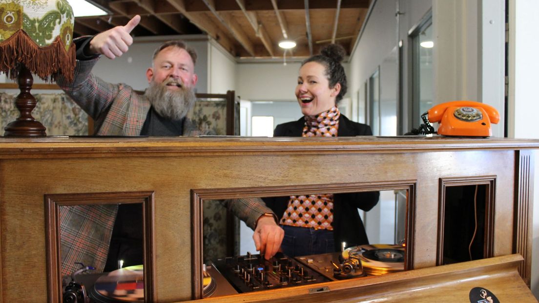 Stef Pastoor en Martine Koen draaien hun platen vanuit een oude piano