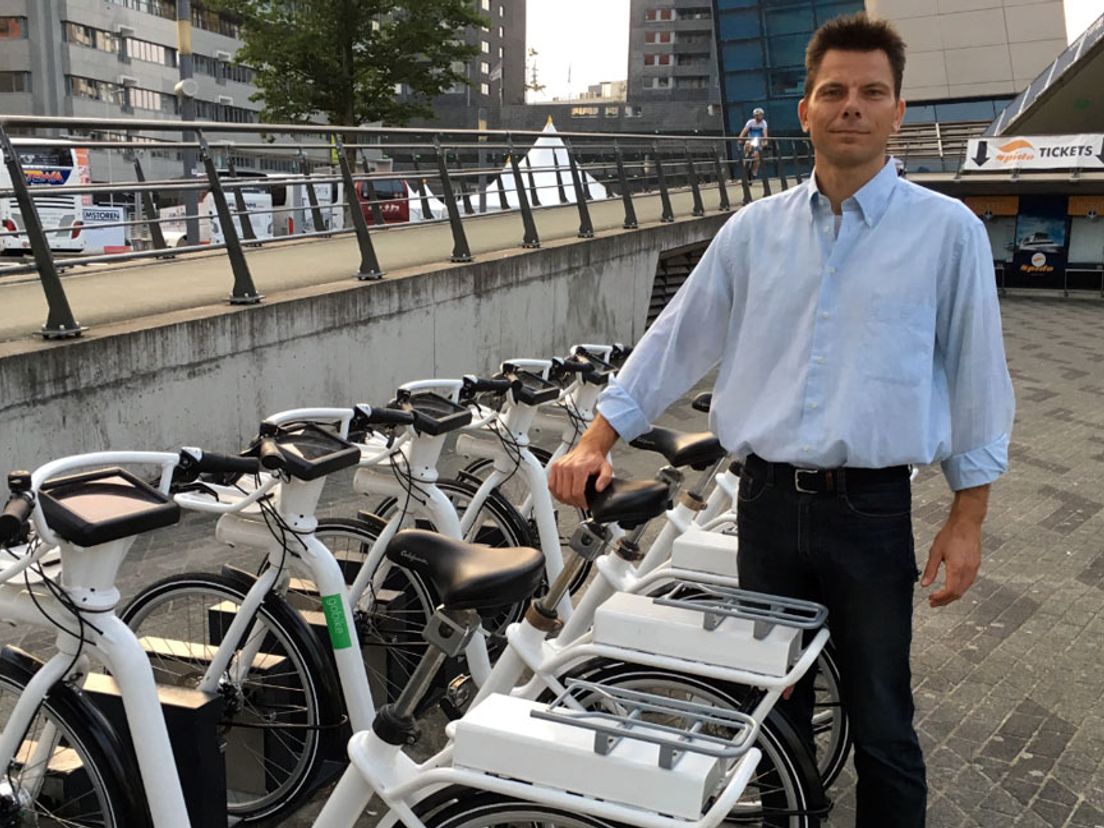 Jeffrey Dost bij het uitleenstation op het Willemsplein