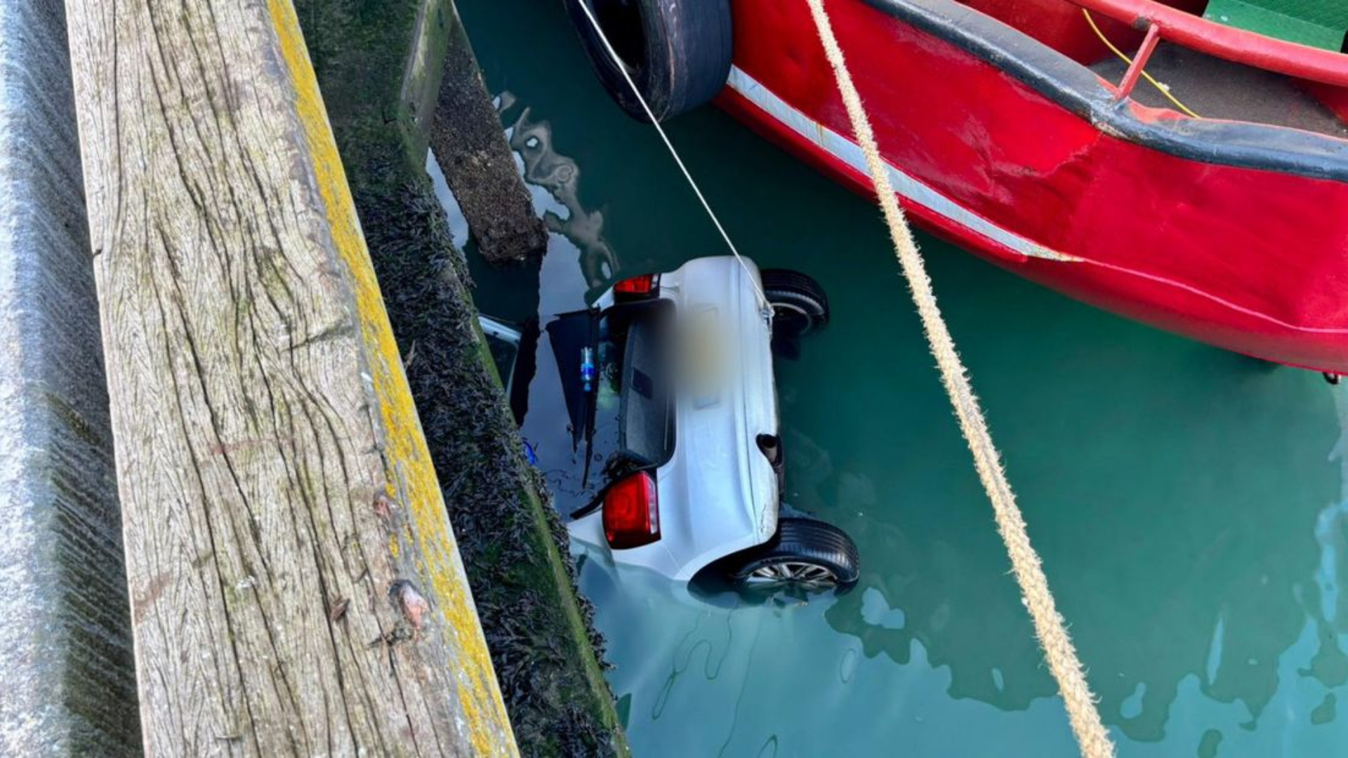 De auto rolde de kade af en kwam in het water terecht