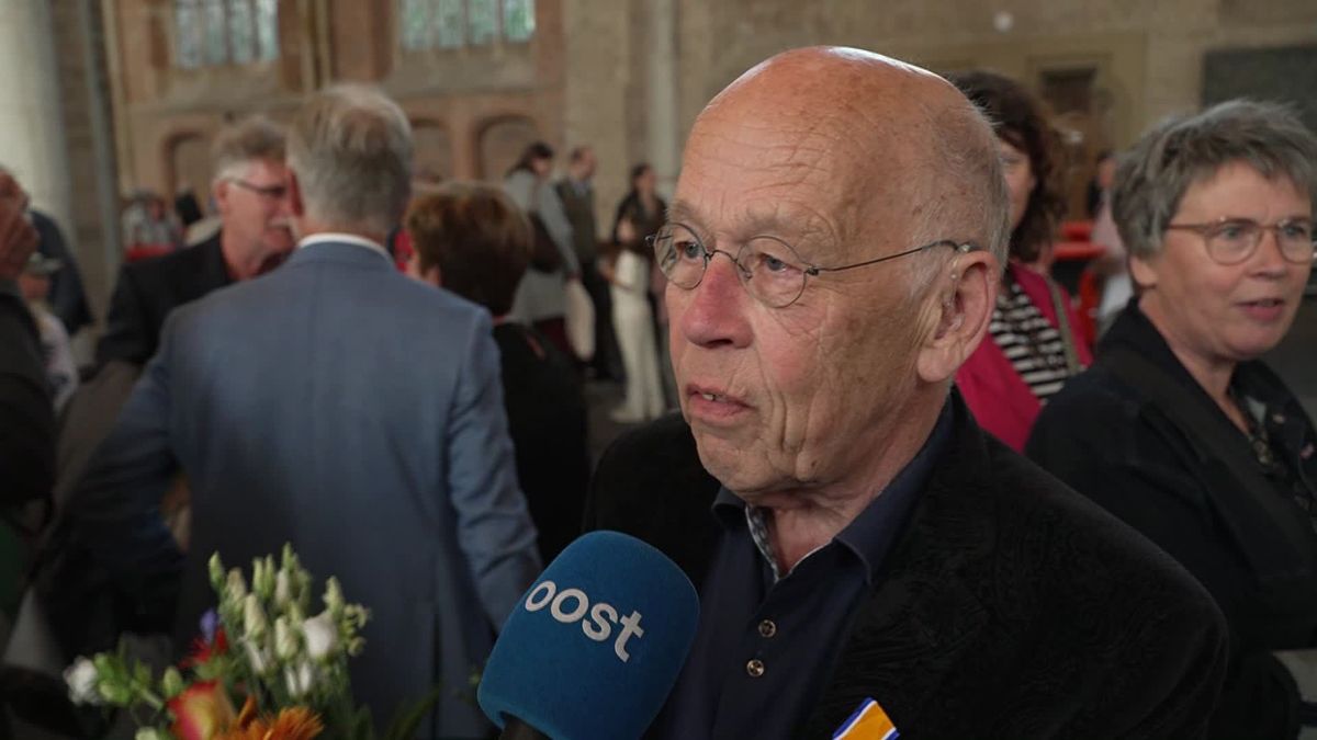Boudewijn Betzema krijgt onderscheiding in Deventer.
