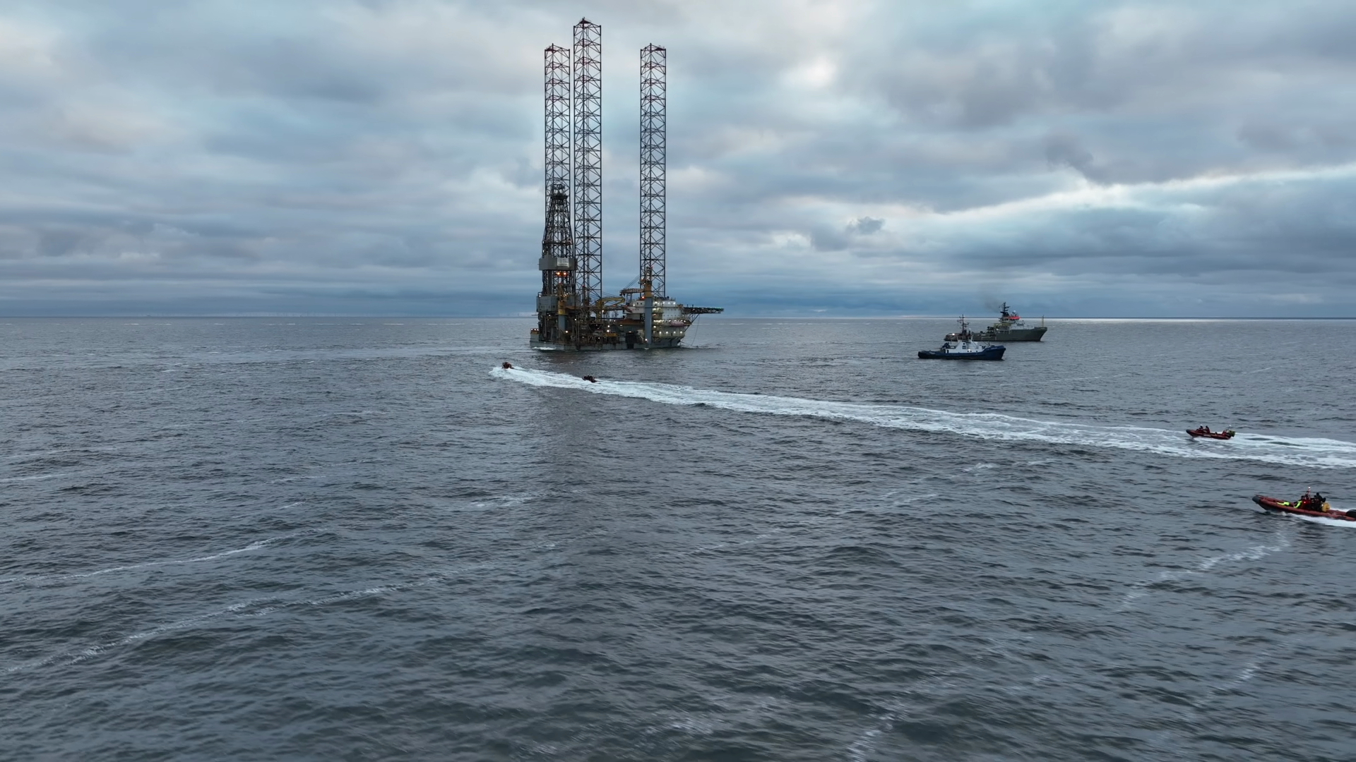 Actievoerders van Greenepeace bij het boorplatform bij Schiermonnikoog
