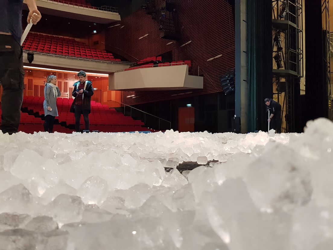Vier ton aan ijsblokjes in Nieuwe Luxor Theater voor de nieuwe voorstelling