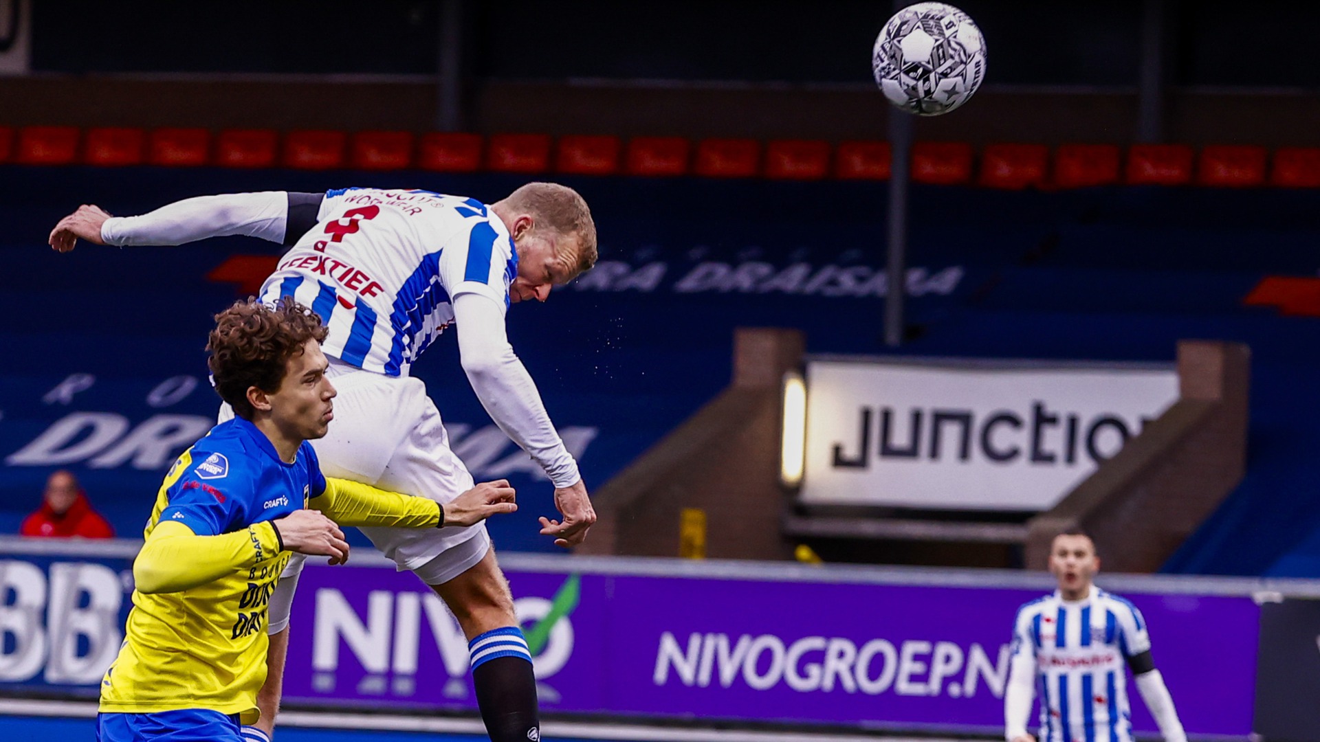 Henk Veerman wint in de lucht van Maxim Gullit en kopt de 1-2 binnen