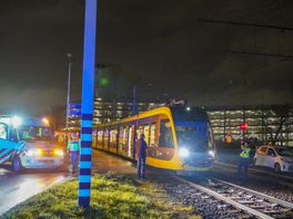Auto botst tegen tram in Utrecht, afrit A12 dicht