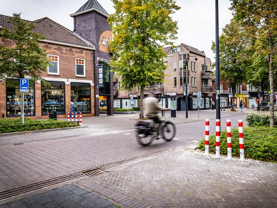 Paaltjes aan de Hoofdstraat moeten 's nachts overlast in Emmen tegengaan