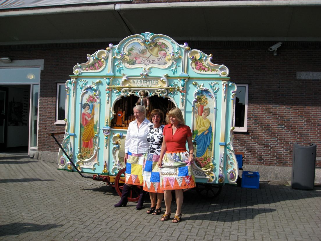 Medewerkers OorlogsVerzetsMuseum in speciaal gemaakte bevrijdingsrok