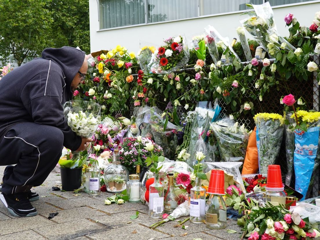 Jeugdvriend Bullet brengt bloemen voor het 27-jarige slachtoffer