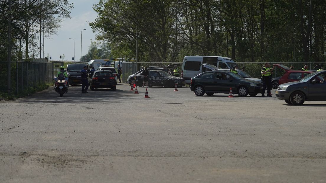 Grote controle A1 in Deventer: ruim 50.000 euro, 10 auto's in beslag genomen en 5 aanhoudingen