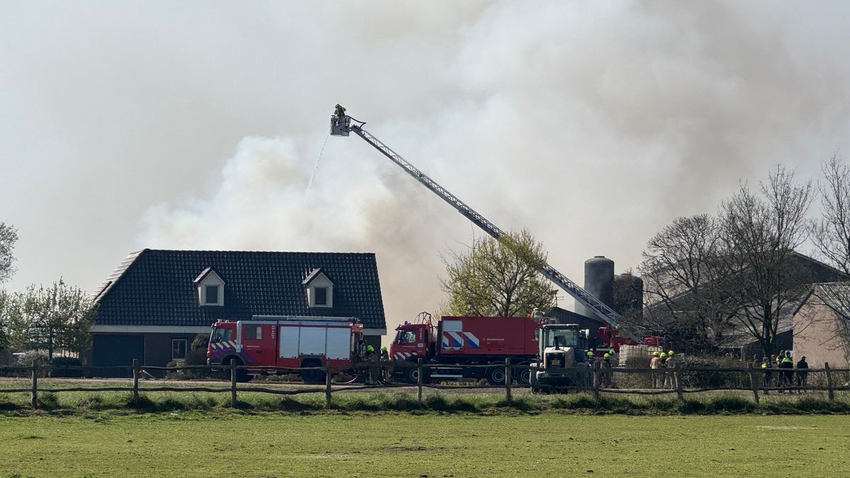 Brand in agrarische lood zorgt voor flinke rookontwikkeling
