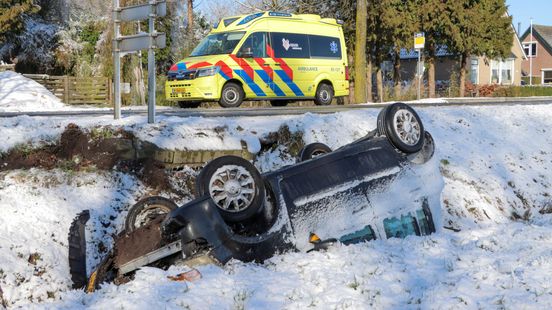 Ongelukken door gladheid in Klazienaveen en Spier. Ongelukken door gladheid in Klazienaveen en Spier.