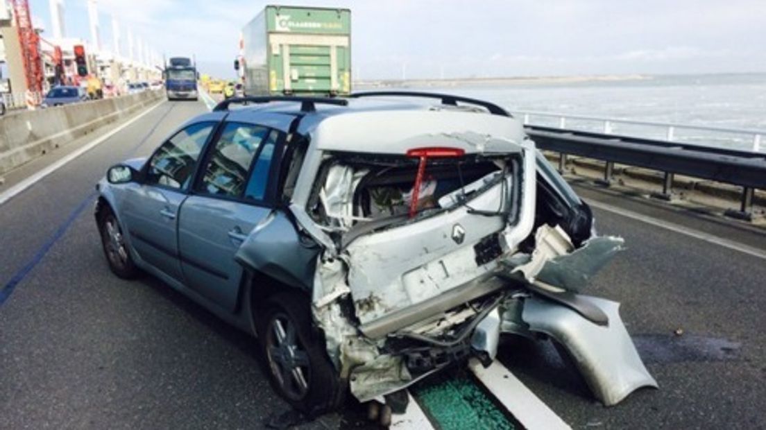 Vrachtwagen ramt auto op Oosterscheldekering (N57)