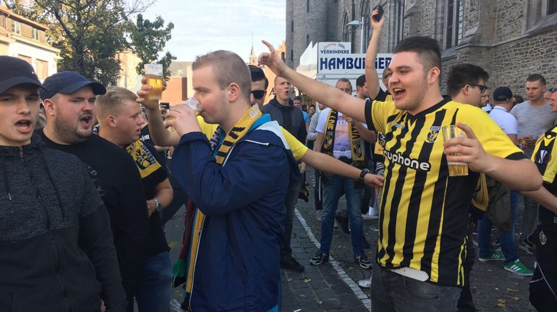 De ruim 1000 supporters van Vitesse zijn donderdagmiddag te vinden in het centrum van Waregem. Ruim 300 supporters kwamen in supportersbussen die donderdagmorgen vanaf het GelreDome vertrokken naar de stad.