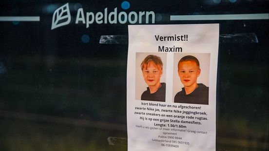 Posters in bushokjes tonen foto's van de vermiste Maxim (14)