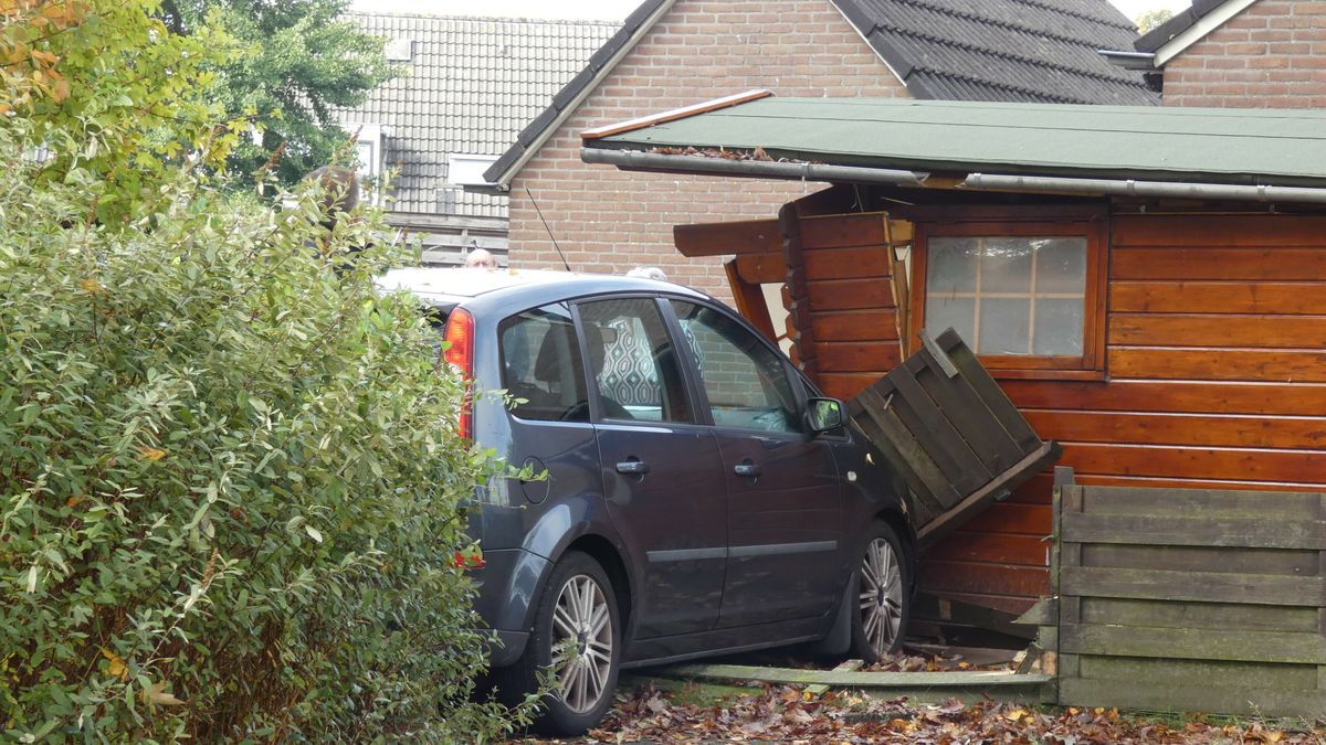 Auto eindigt tegen blokhut in Dwingeloo