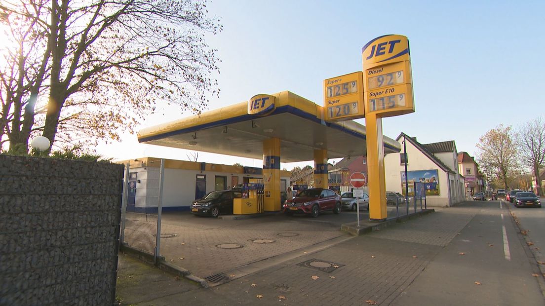 Nederlandse automobilisten staan in de rij bij een tankstation in Gronau