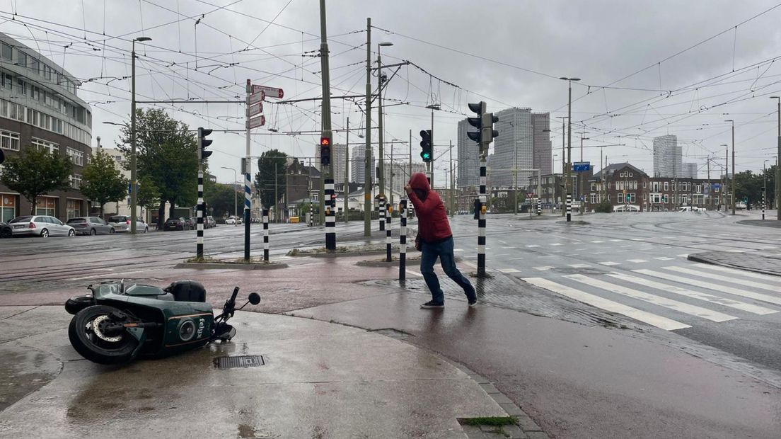 Op het Rijswijkseplein trotseert een wandelaar de vorige storm Poly