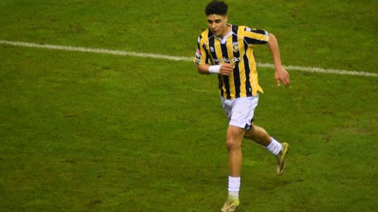 LIVE | Vitesse staat gelijk na doelpunt van Adam Tahaui