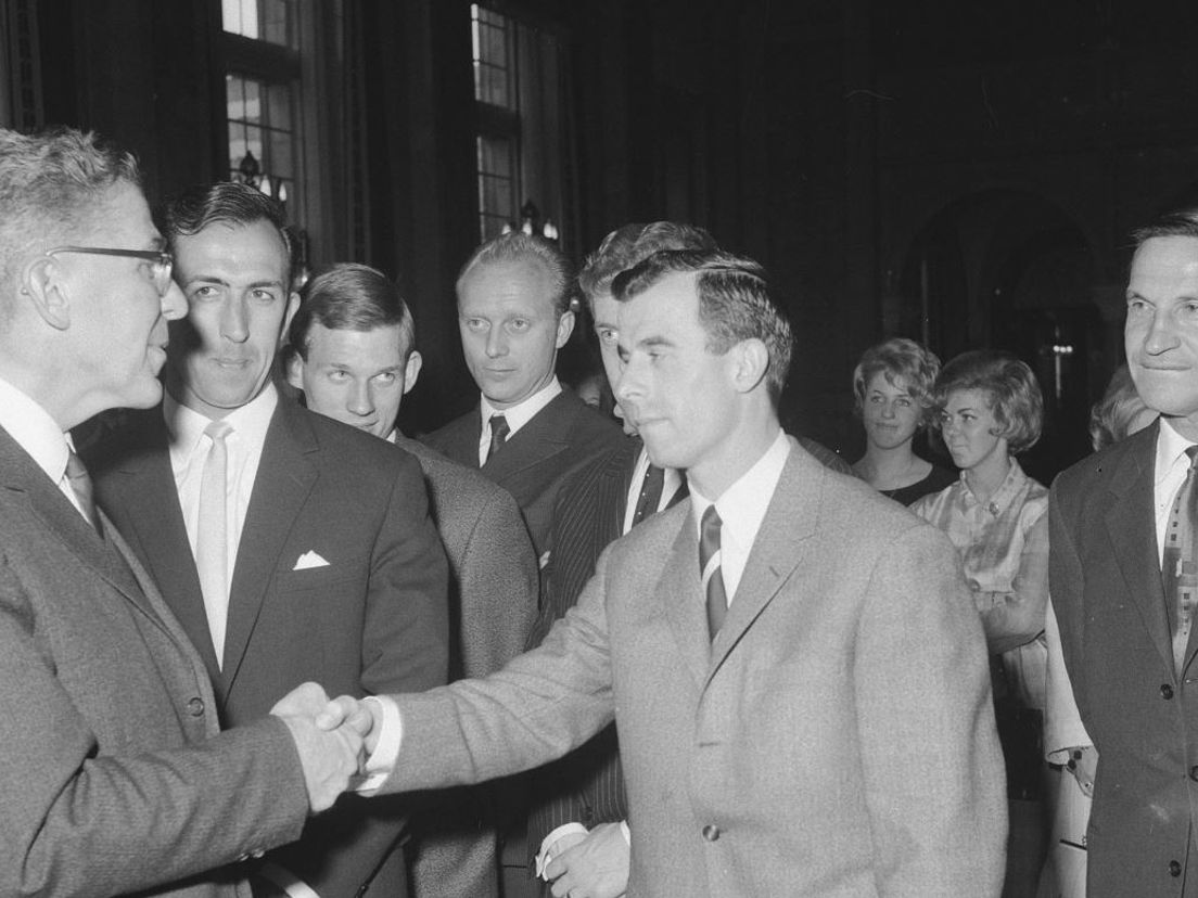 Feyenoordspelers op het stadhuis ontvangen. Links burgemeester Thomassen, rechts Coen Moulijn.