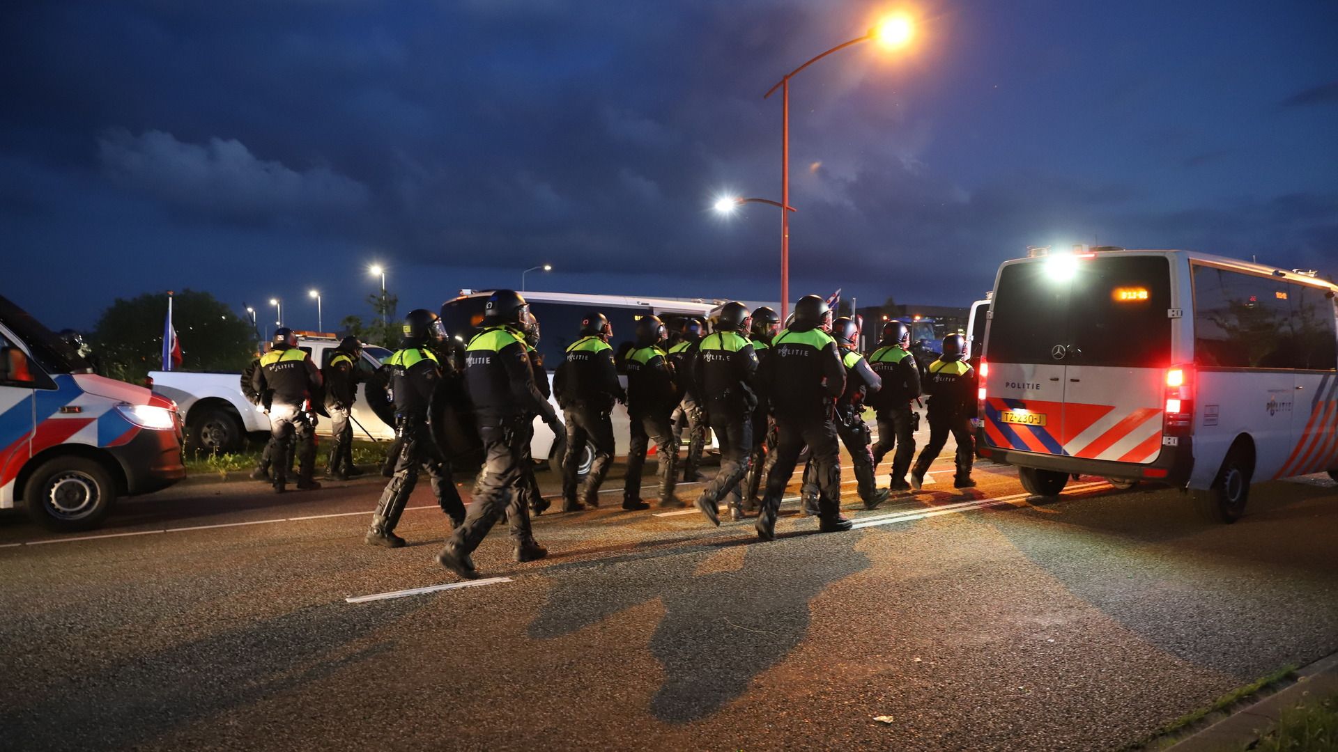 Acht Mensen Aangehouden Bij Inzet Van ME Om Blokkades Actievoerders Op ...