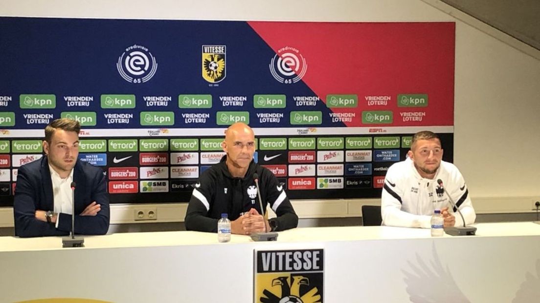 Thomas Letsch en Maximillian Wittek tijdens de persconferentie van Vitesse.