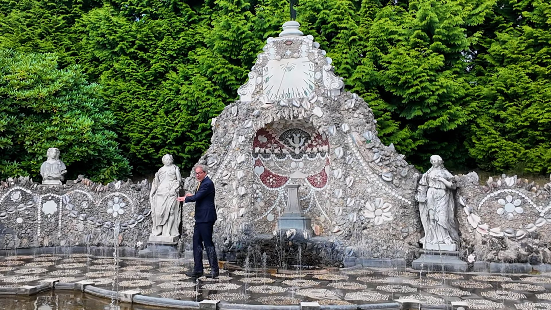 Een kletsnat pak door de Bedriegertjes van kasteel Rosendael