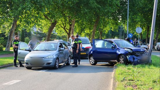 Oudere vrouw naar ziekenhuis na aanrijding. Oudere vrouw naar ziekenhuis na aanrijding.