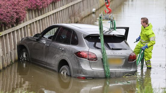Auto rijdt water in bij ongeluk. Auto rijdt water in bij ongeluk.