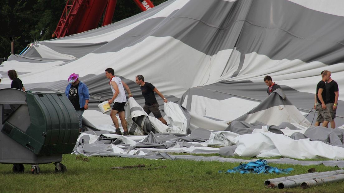 Opruimwerkzaamheden tent Dicky Woodstockfestival