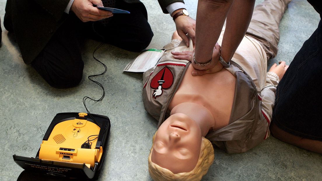 Reanimeren met hulp van een AED.