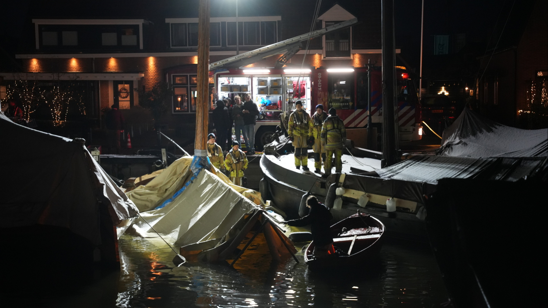 Botter in Bunschoten half gezonken, persoon gewond geraakt tijdens reddingsactie