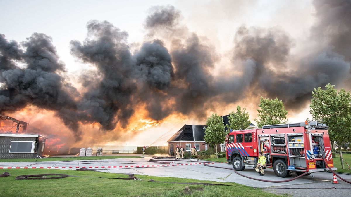 Brand in strohandel Munnekezijl is na twee dagen helemaal uit